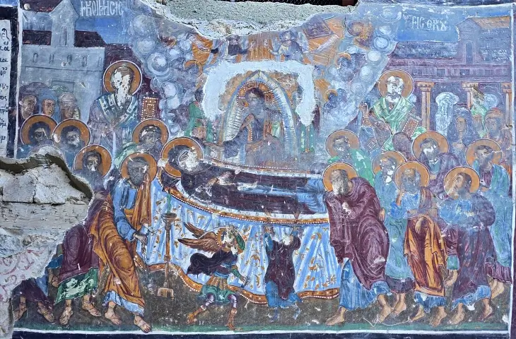 Sümela Manastırı ana kaya kilisesindeki Koimesis (Meryem’in Ölümü) freski; havariler, melekler ve İsa’nın Meryem’in ruhunu kabul edişi sahnesi.